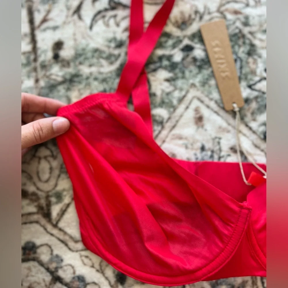 SKIMS Vibrant Red Bra - Picture 7 of 8